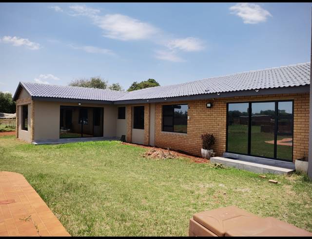 5 BEDROOM FREEHOLD FOR SALE IN BENONI ORCHARDS AH